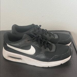 NIKE Air Max Black & White Lace Up Sneakers